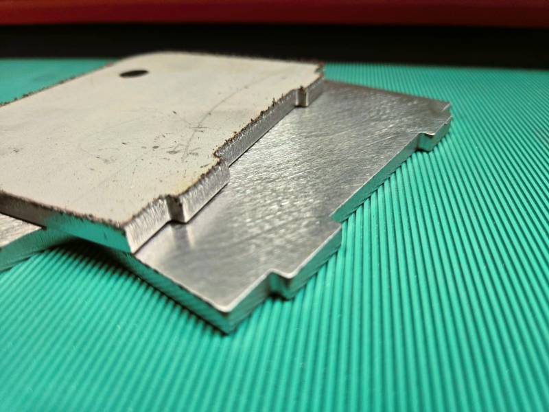 Comment enlever efficacement les bavures sur pièces métalliques après découpe laser avec une solution industrielle