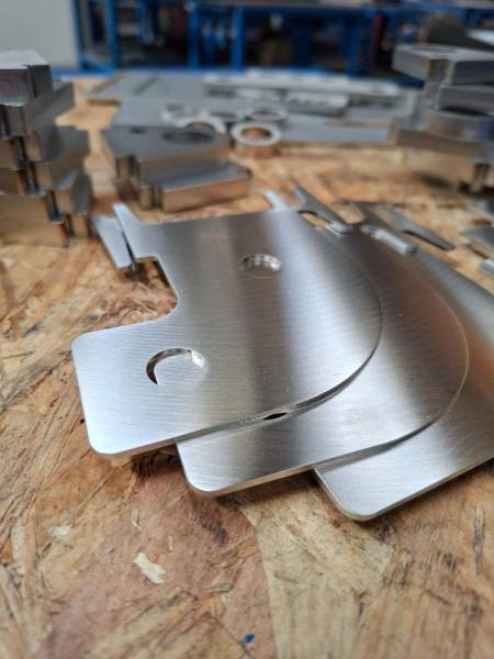 Ébavurage de précision : FHAMO installe une ébavureuse type C150 chez Couedic Madore Equipement, à Plément,