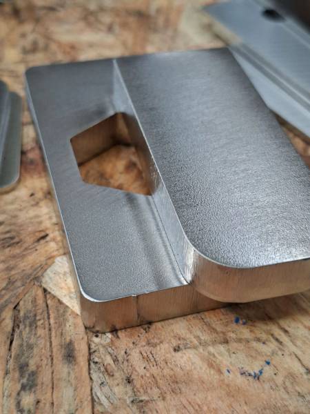 Ébavurage de précision : FHAMO installe une ébavureuse type C150 chez Couedic Madore Equipement, à Plément,