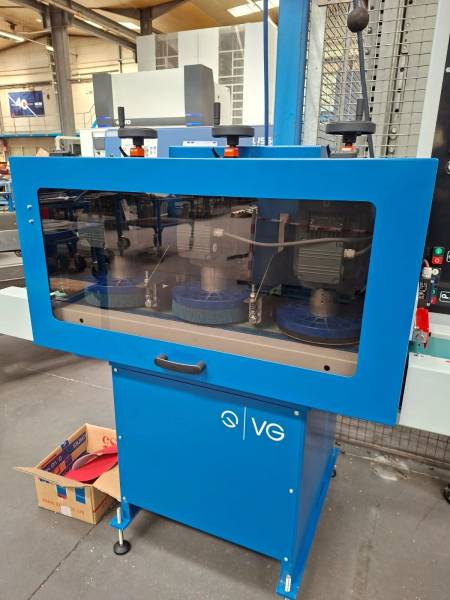 Ébavurage de précision : FHAMO installe une ébavureuse type C150 chez Couedic Madore Equipement, à Plément,