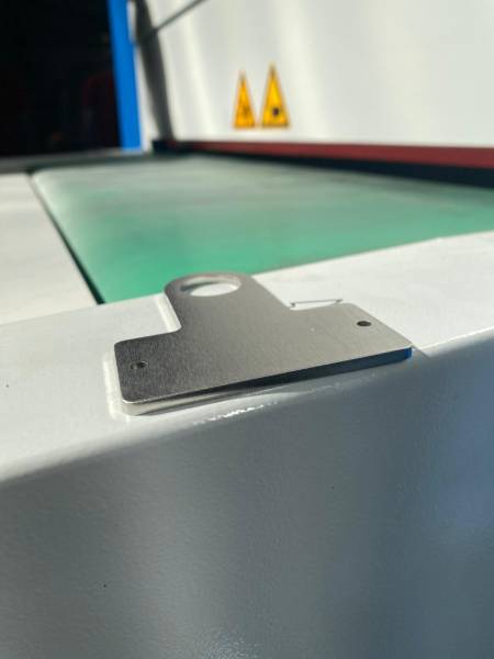 Ébavurage industriel : une Edge Master avec aspiration à voie humide installée chez SYSTEM Conception par FHAMO