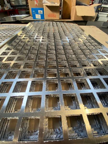 Ébavurage industriel : une Edge Master avec aspiration à voie humide installée chez SYSTEM Conception par FHAMO
