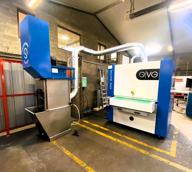Ébavurage industriel : une Edge Master avec aspiration à voie humide installée chez SYSTEM Conception par FHAMO