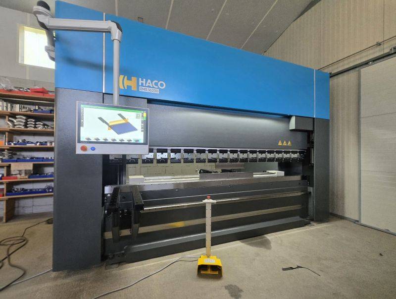 Nouvelle installation d’une presse plieuse HACO Euromaster-S 3600 x 200T chez Les Ateliers de la Planèze dans le Cantal