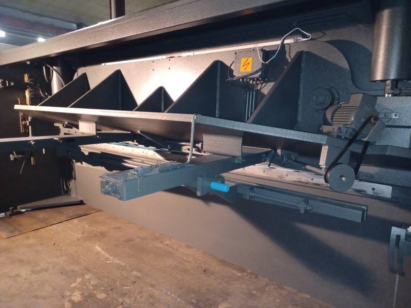 machine outil industrielle occasion cisaillage débit couper métal acier inox FHAMO HACO France